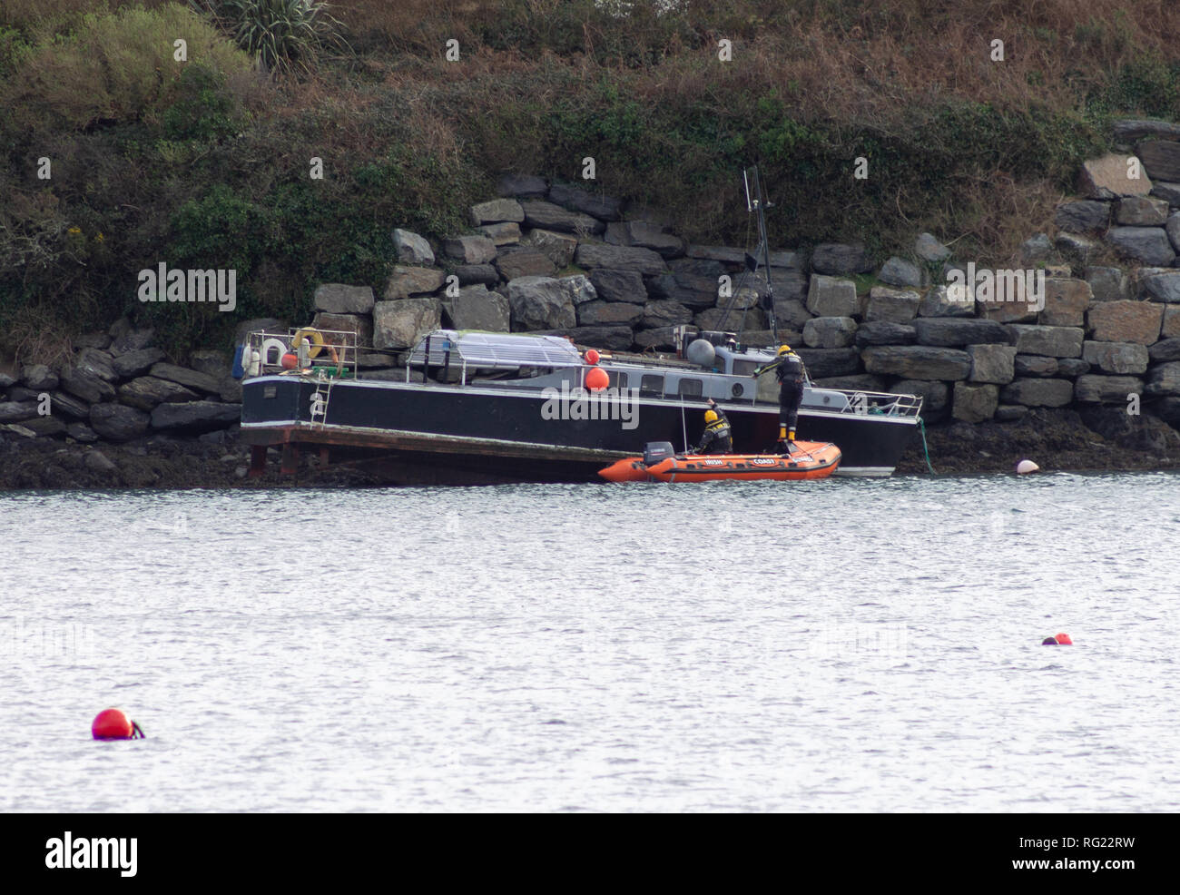 Ultima notte di alta venti trovato il mare MV Tracker arenarsi sulle rocce nel porto di Castlehaven questa mattina. La scafo in legno nave è stata bloccata in posizione veloce su una marea calante, la costa irlandese di protezione sono in presenza e assenza di vittime sono riportati. Credito: aphperspective/Alamy Live News Foto Stock