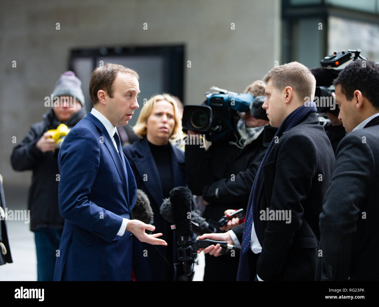 Londra, Regno Unito. Il 27 gennaio, 2019. Matthew Hancock, Segretario di Stato per la salute e la cura sociale, parla ai media di attesa dopo che compaiono sul Andrew Marr show televisivo presso la BBC Studios. Egli ha detto che il governo non hanno escluso il divieto di social media fims se non riescono a rimuovere il contenuto che promuove di autolesionismo e al suicidio. Credito: Tommy Londra/Alamy Live News Foto Stock