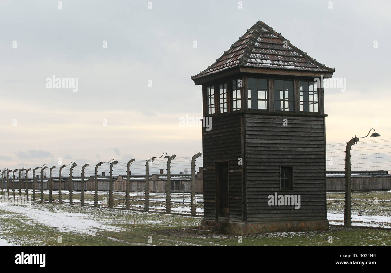 Oswiecim, Polonia. 27 gennaio, 2019. Una vista su legno caserma della ex Germania nazista di Auschwitz II (Birkenau) concentrazione e sterminio camp.74rd anniversario della liberazione di Auschwitz e l'olocausto Giorno del Ricordo. Il tedesco più grande campo di lavoro e sterminio nazista KL Auschwitz-Birkenau fu liberata da parte dell'Armata Rossa il 27 gennaio 1945. Credito: Damian Klamka/ZUMA filo/Alamy Live News Foto Stock