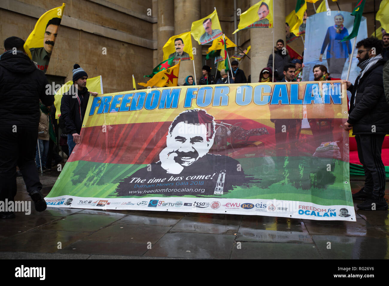 Londra, Regno Unito. Il 27 gennaio 2019 .Pro Kurdistan manifestanti marzo da Portland place a Trafalgar Square per dimostrare contro la Turchia del presunto sostegno di Stato islamico. Credito: George Wright Cracknell/Alamy Live News Foto Stock