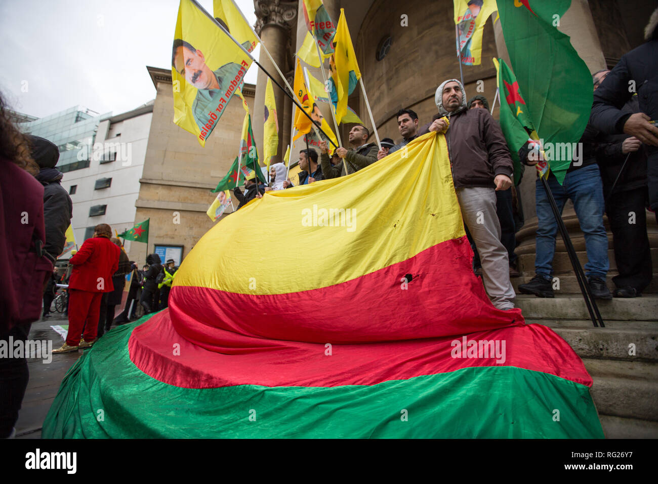 Londra, Regno Unito. Il 27 gennaio 2019 .Pro Kurdistan manifestanti marzo da Portland place a Trafalgar Square per dimostrare contro la Turchia del presunto sostegno di Stato islamico. Credito: George Wright Cracknell/Alamy Live News Foto Stock