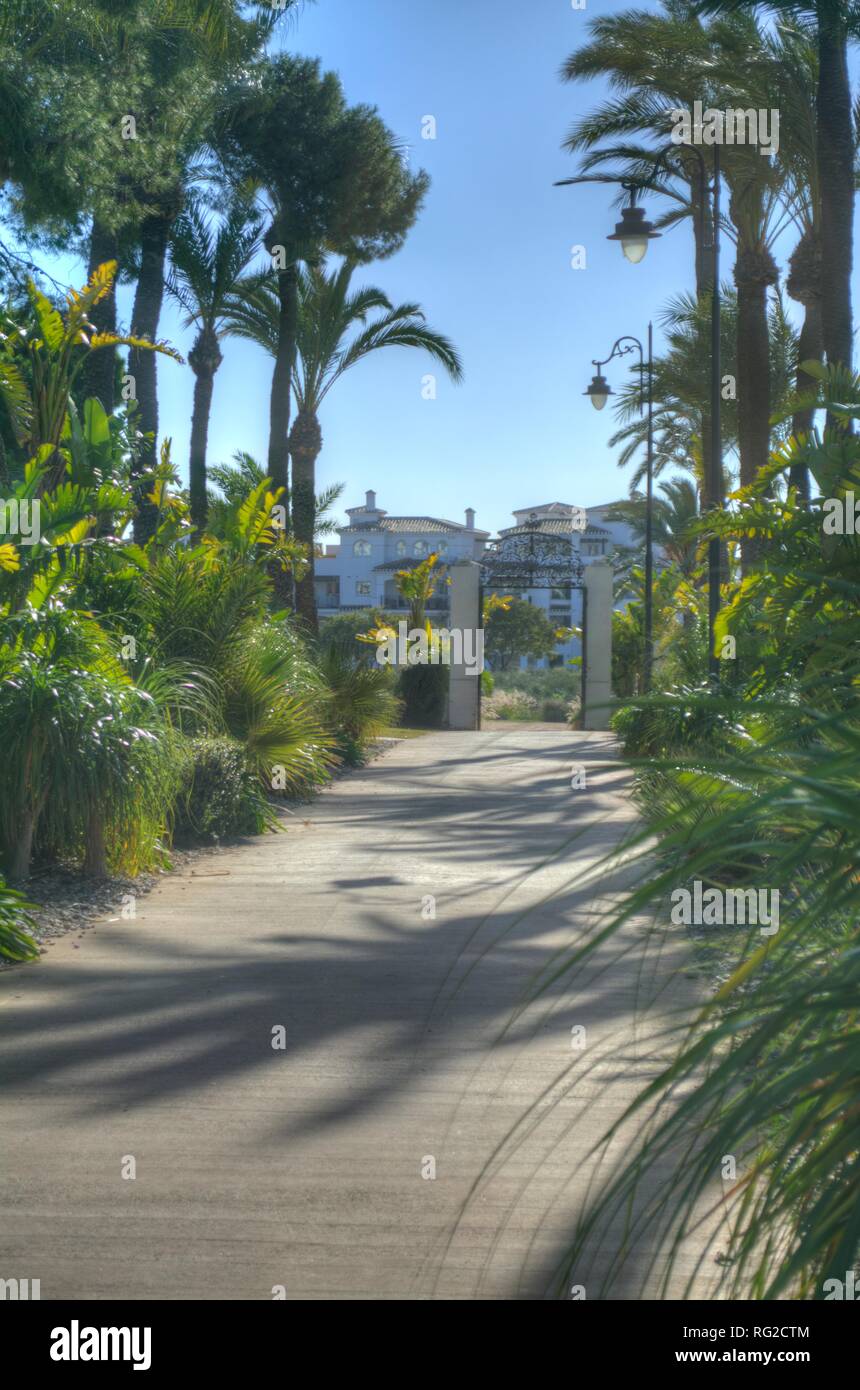 Immagine hdr di alberata ingresso EL Cason la clubhouse, bar e ristorante a Hacienda Riquelme Golf Resort Foto Stock