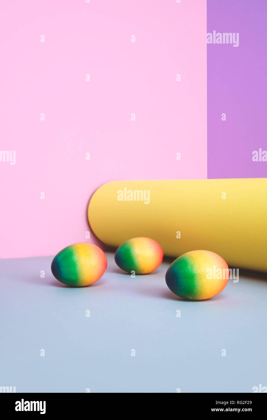Uova dipinte su sfondo color pastello. Foto Stock