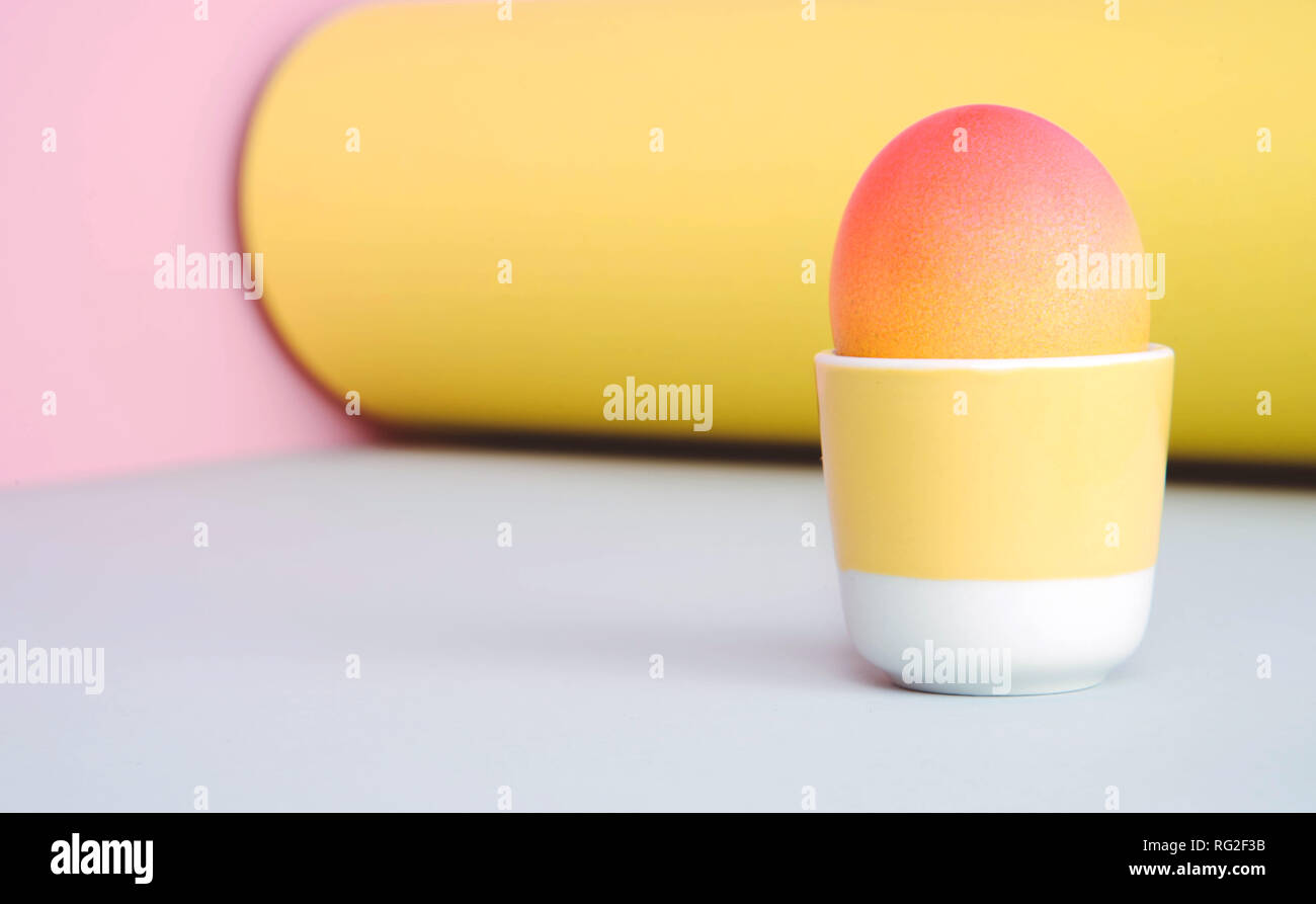 Uova dipinte su sfondo color pastello. Foto Stock