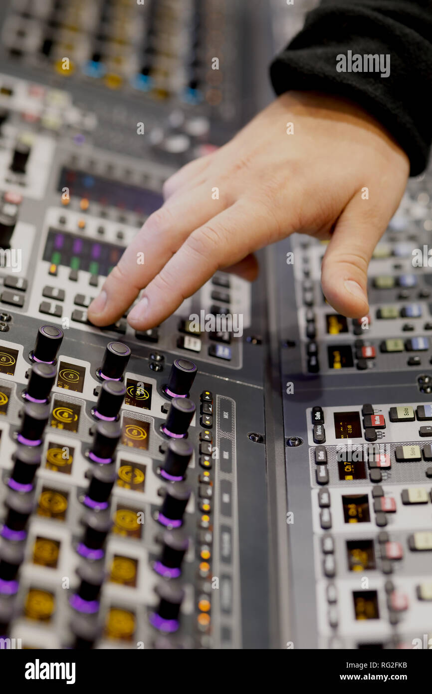 Ingegnere del suono lavora su music mixer console in studio di registrazione. Messa a fuoco selettiva. Foto Stock