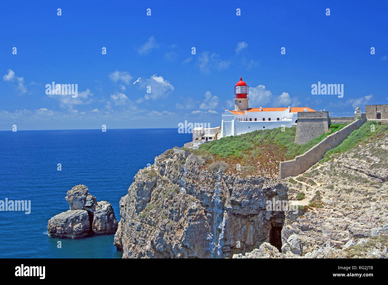 Un bel paesaggio con Faro sulla scogliera in Sagres Portogallo il punto più occidentale di Europa con il blu del cielo Foto Stock