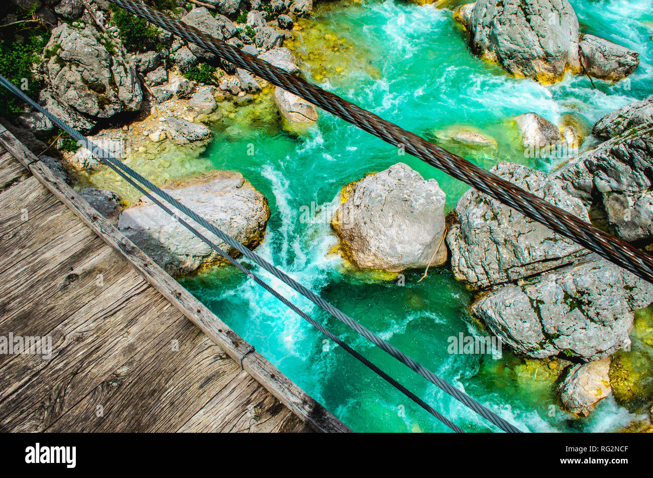 Attraversamento di fiume ponte pedonale guardare in basso soca isonzo Foto Stock