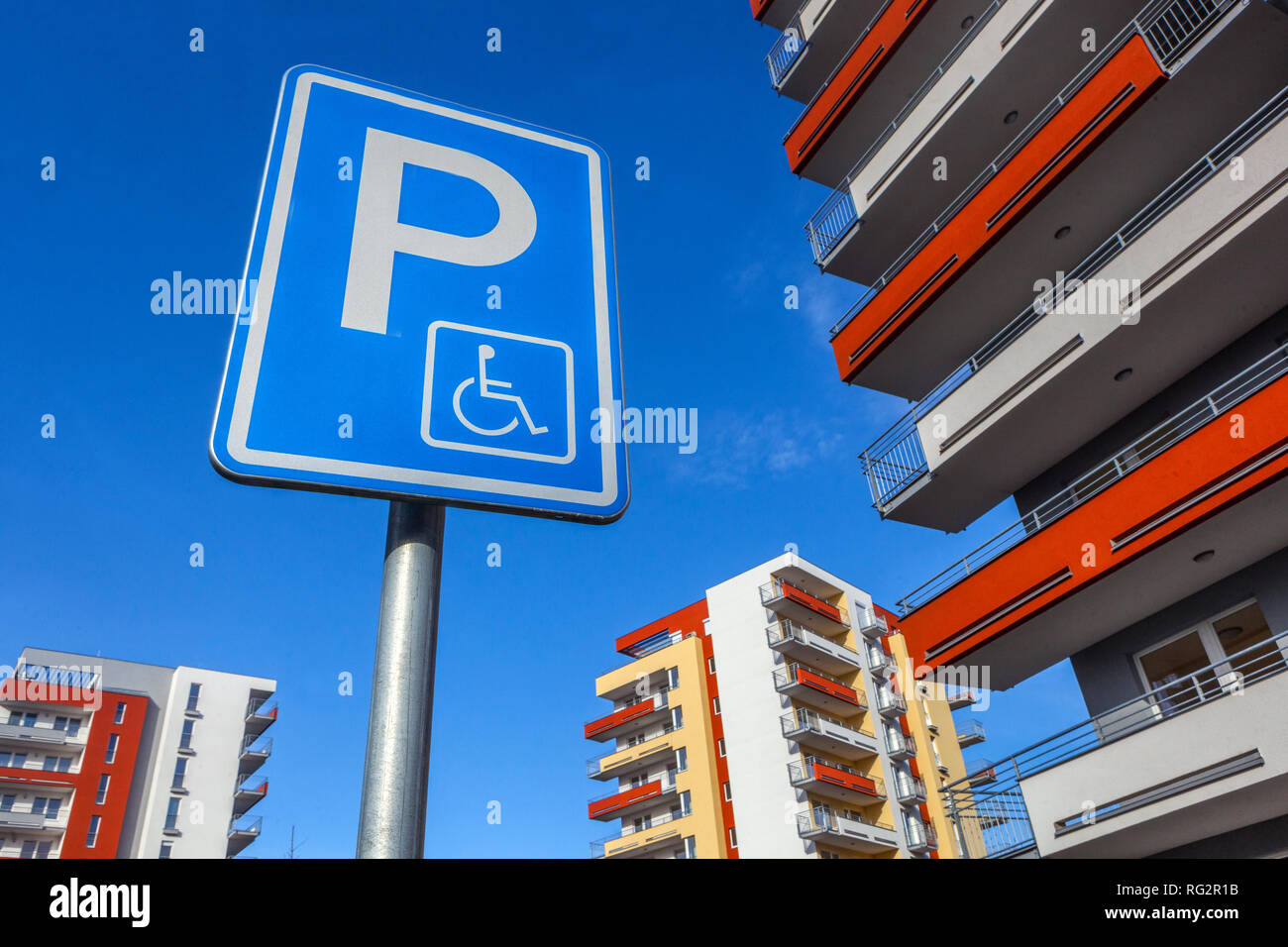 Parcheggio Disabili sign in alloggiamento station wagon, Praga Repubblica Ceca Foto Stock