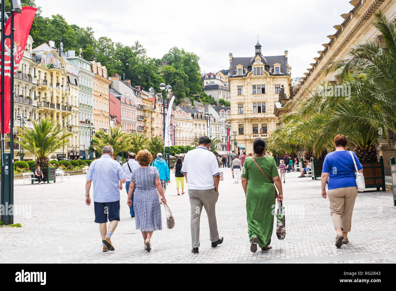 KARLOVY VARY, Repubblica Ceca - 13 giugno 2017: la gente camminare su al centro con facciate di edifici antichi a Karlovy Vary. Foto Stock