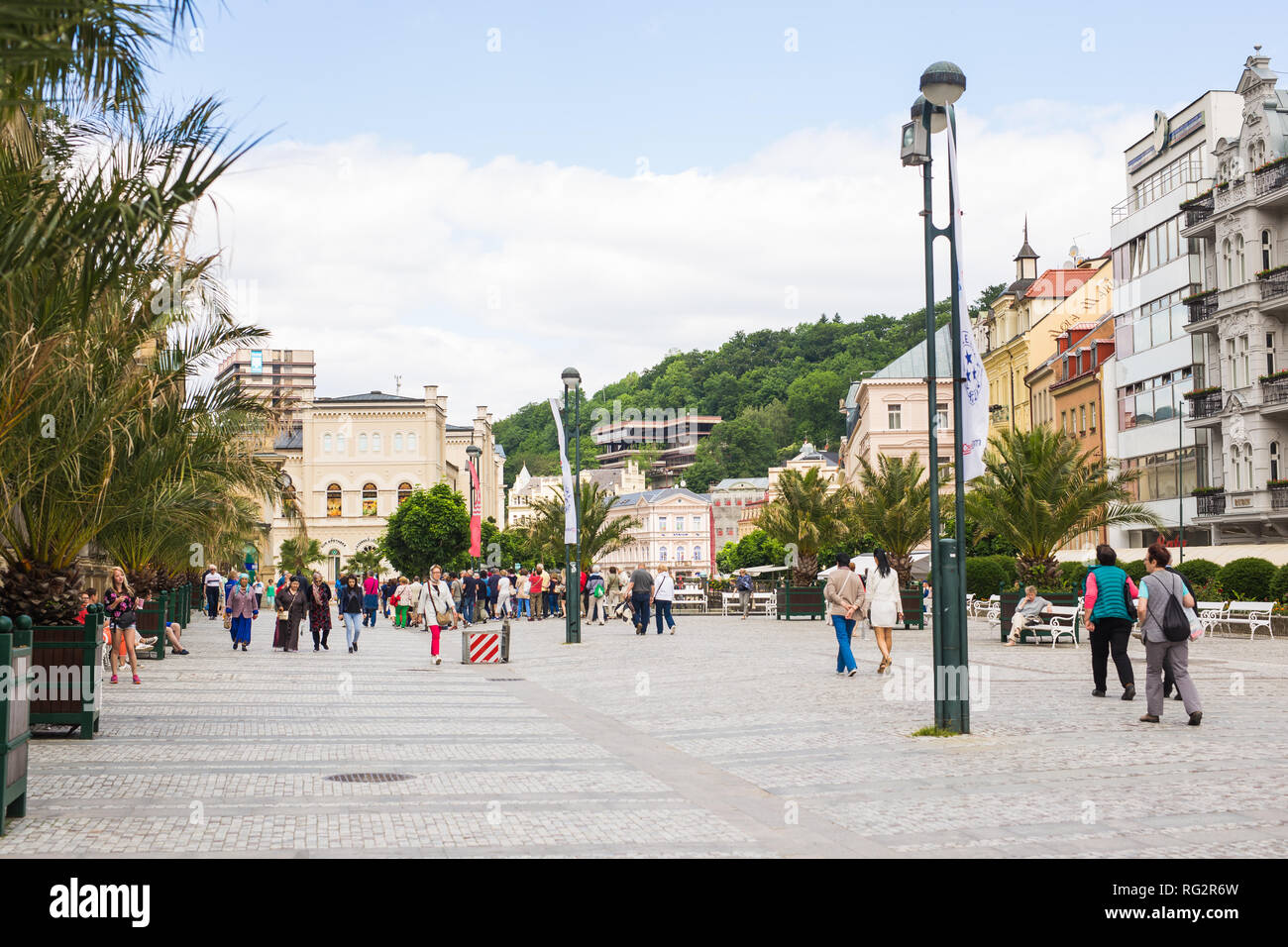 KARLOVY VARY, Repubblica Ceca - 13 giugno 2017: la gente camminare su al centro con facciate di edifici antichi a Karlovy Vary. Foto Stock
