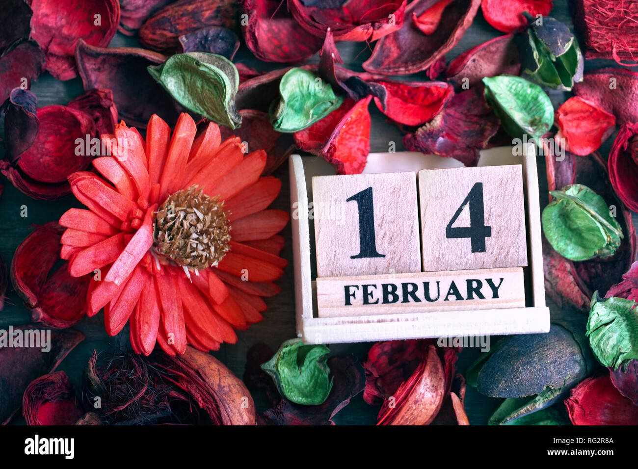 Topview cubo di legno sulla calandra il giorno di San Valentino 14 febbraio decorare con rosso di fiori secchi,amore concetto. Foto Stock