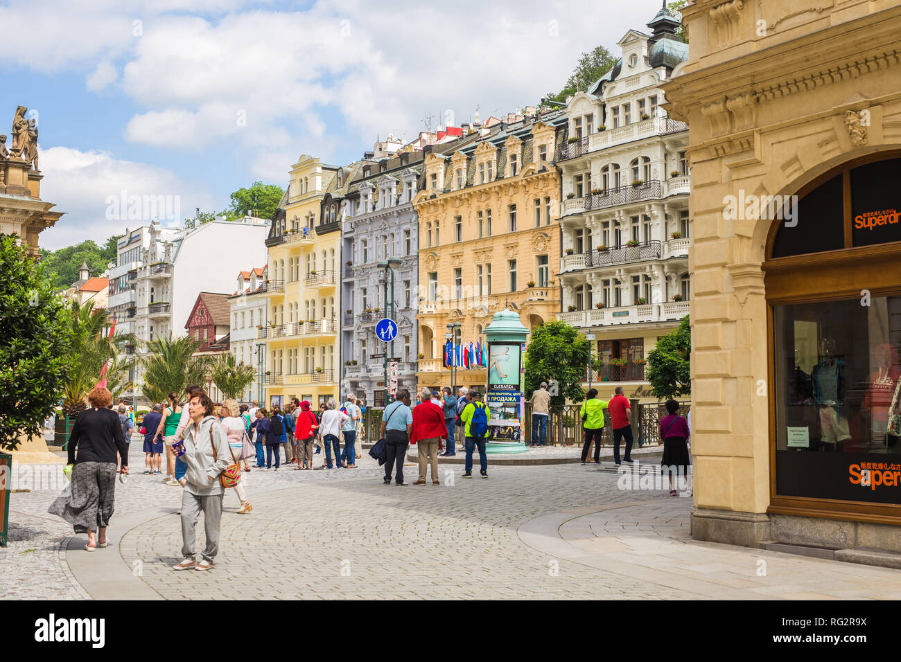 KARLOVY VARY, Repubblica Ceca - 13 giugno 2017: la gente camminare su al centro con facciate di edifici antichi a Karlovy Vary. Foto Stock