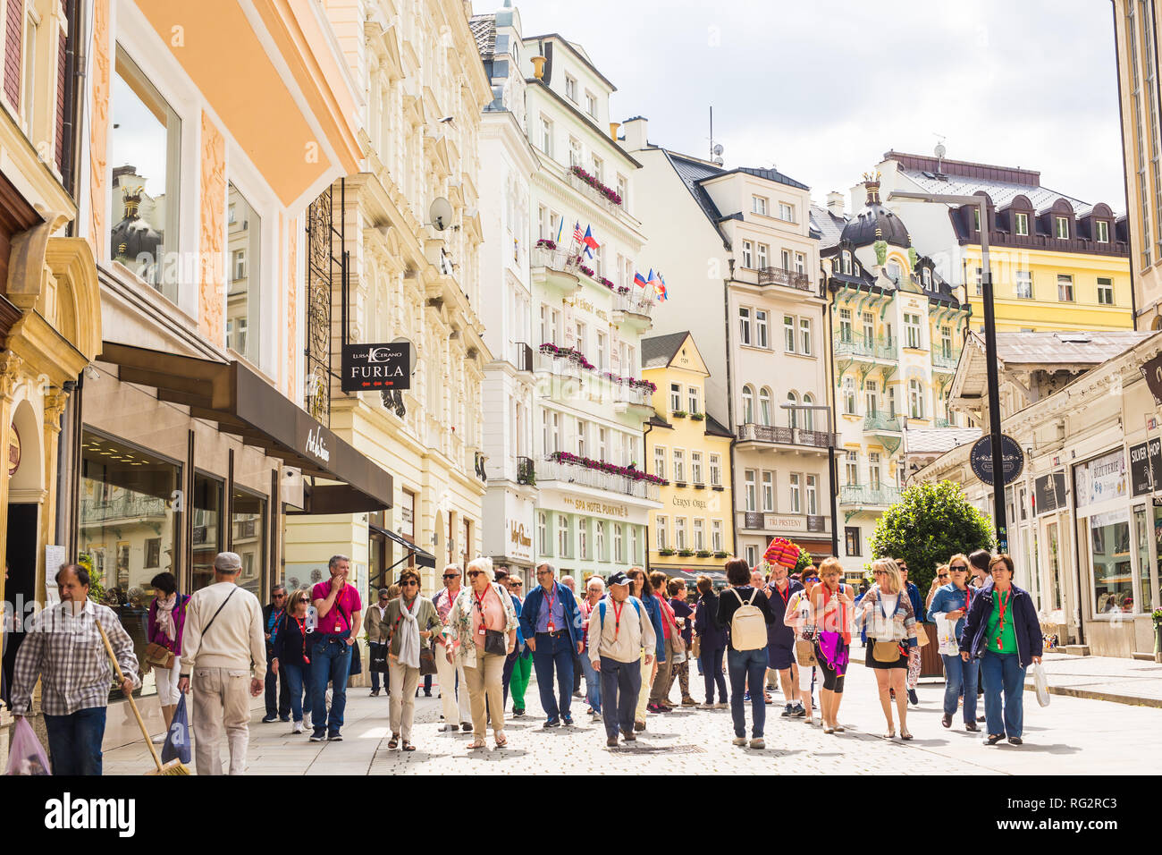 KARLOVY VARY, Repubblica Ceca - 13 giugno 2017: la gente camminare su al centro con facciate di edifici antichi a Karlovy Vary. Foto Stock