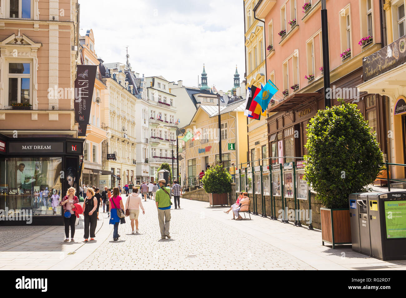KARLOVY VARY, Repubblica Ceca - 13 giugno 2017: la gente camminare su al centro con facciate di edifici antichi a Karlovy Vary. Foto Stock