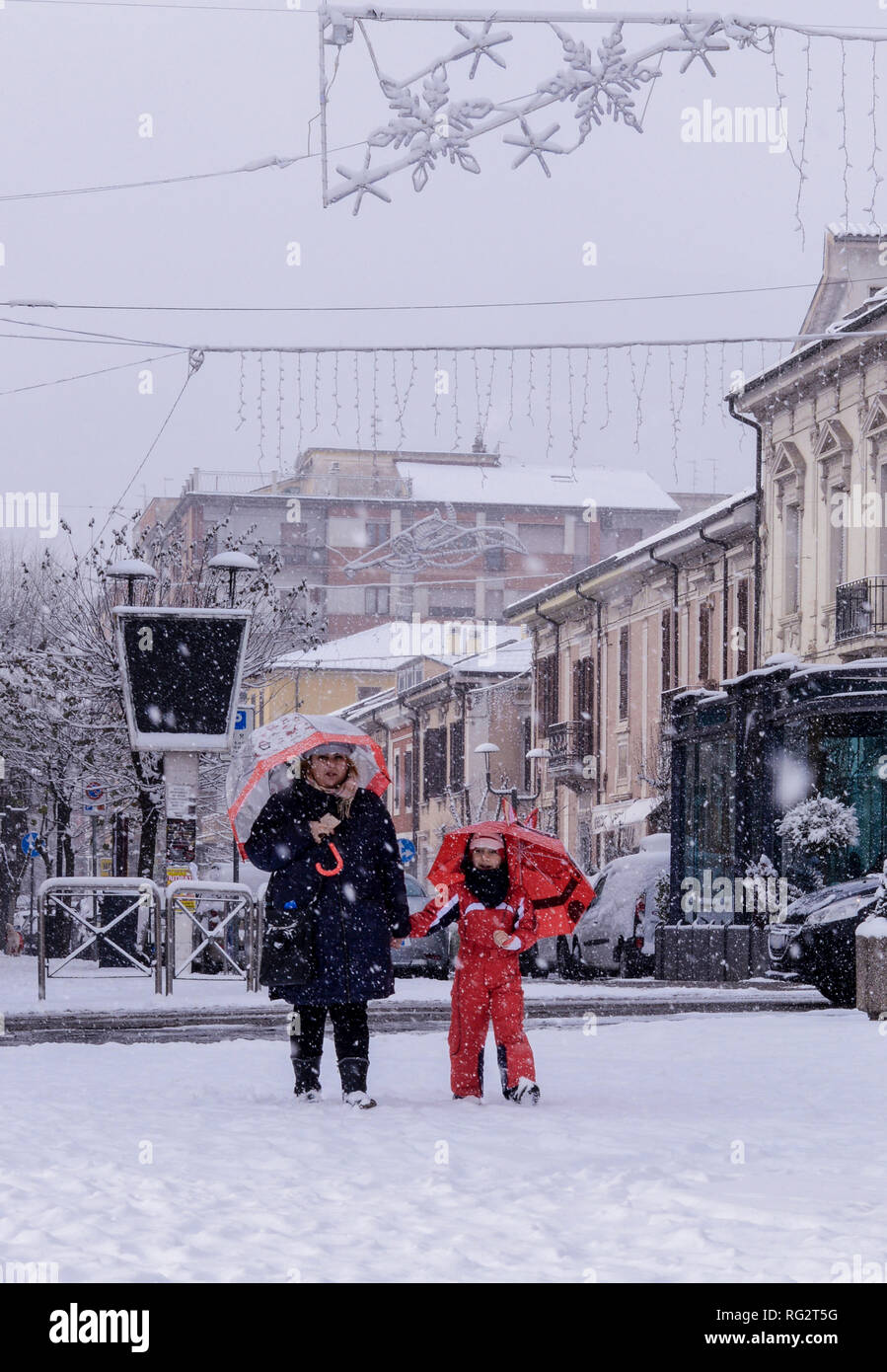 Ritratto di madre e bambino, tenendo le mani, ombrelli azienda, durante la tempesta di neve, Avezzano, regione Abruzzo, Italia, Europa Foto Stock