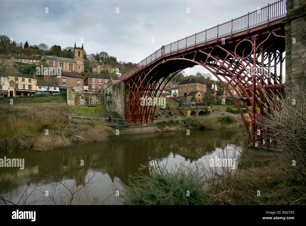 Ponte in ferro di Ironbridge, Shropshire, Regno Unito. 26 gennaio 2019 recentemente restaurato e ridipinto in originale di colore rosso a seguito di una £3.6million restauro Foto Stock