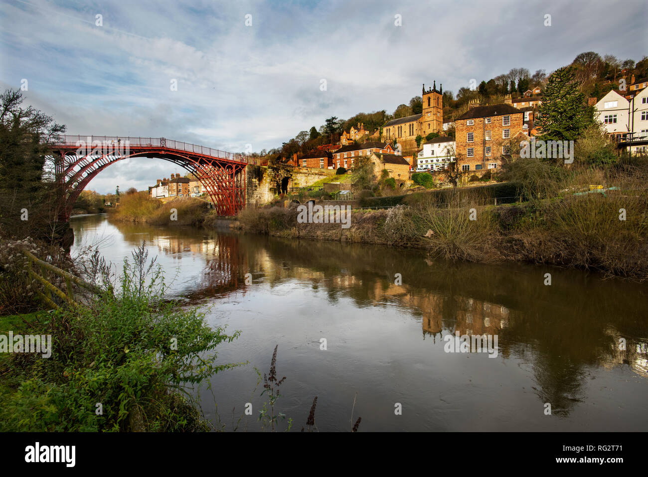 Ponte in ferro di Ironbridge, Shropshire, Regno Unito. 26 gennaio 2019 recentemente restaurato e ridipinto in originale di colore rosso a seguito di una £3.6million restauro Foto Stock