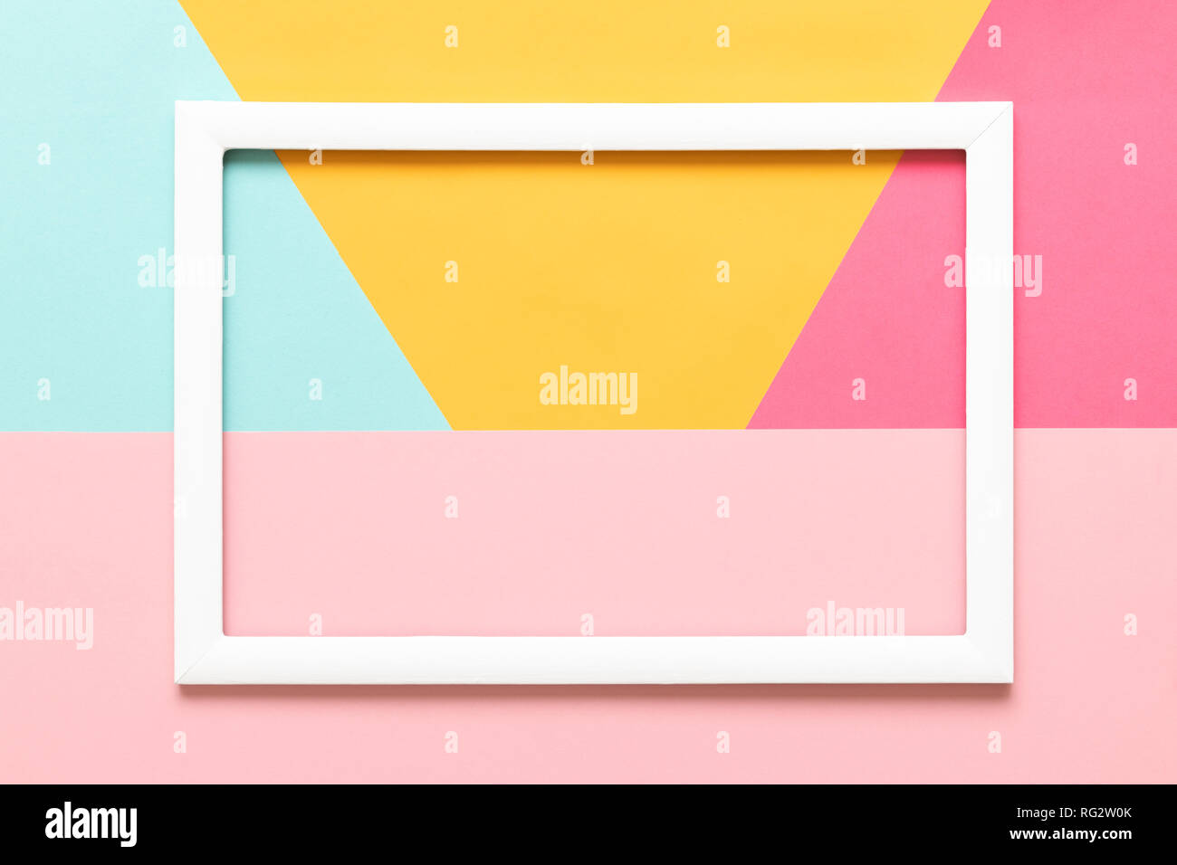 Geometrica astratta pastello blu, giallo e rosa carta piatta sullo sfondo dei laici. Il minimalismo, la geometria e la simmetria del modello vuoto con cornice immagine mock Foto Stock