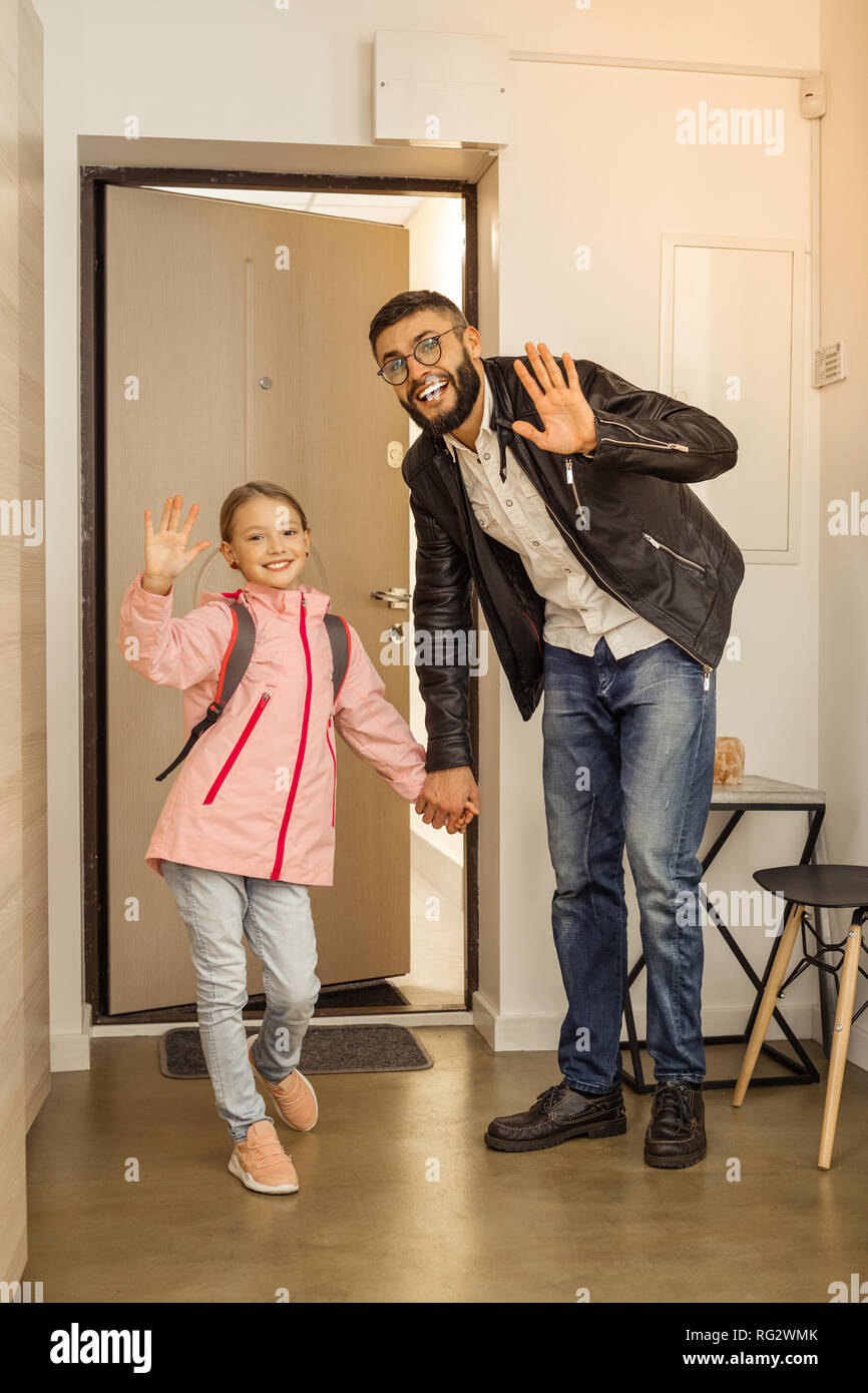 Piuttosto con i capelli lunghi e una ragazza di un alto uomo barbuto dicendo addio Foto Stock