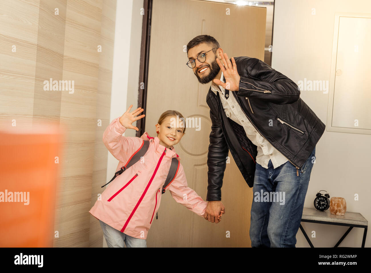 Piuttosto con i capelli lunghi e una ragazza di un alto uomo barbuto cercando felice Foto Stock