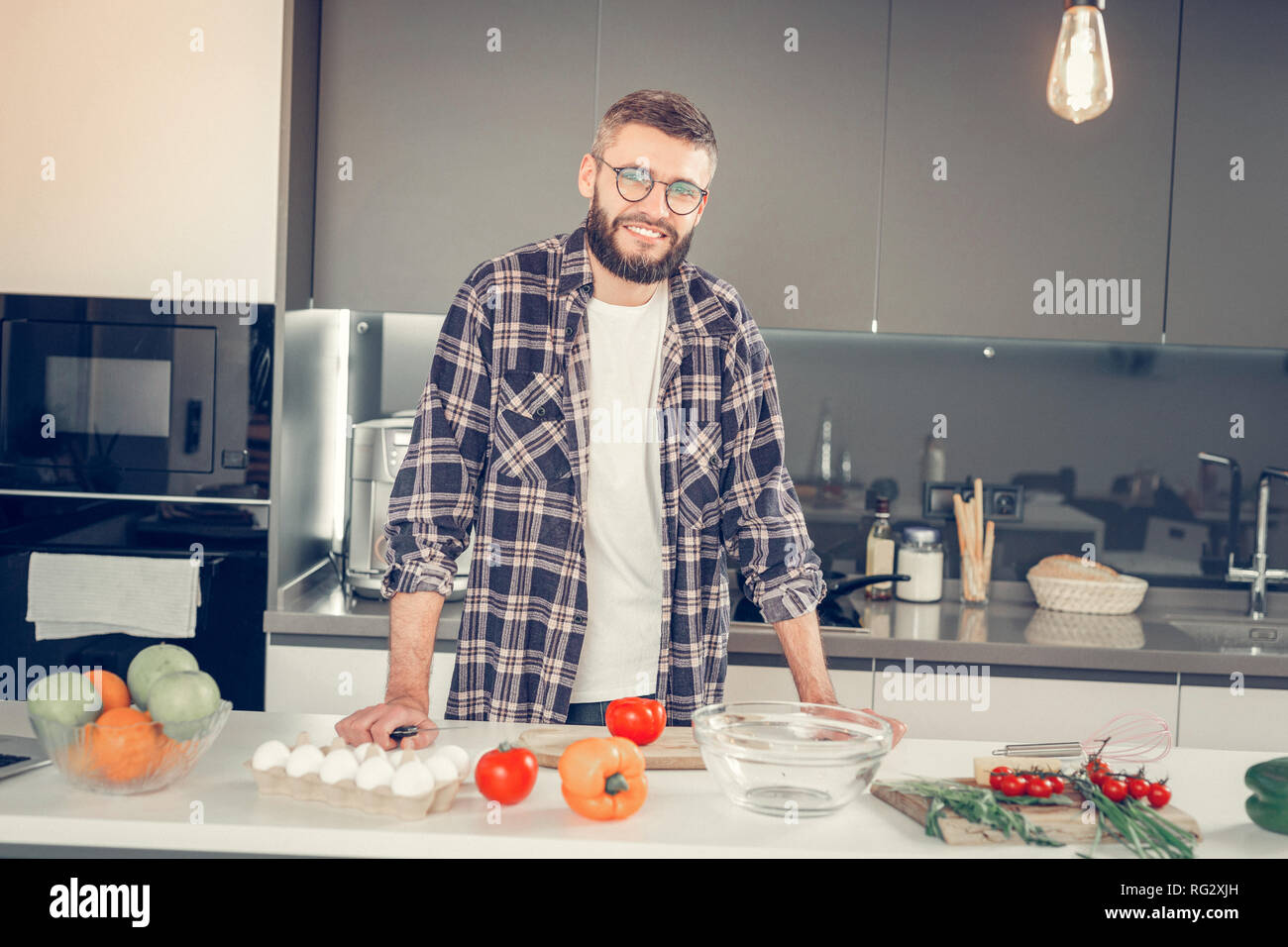 Tall barbuto dai capelli scuri in uomo eyewear cercando positivo Foto Stock