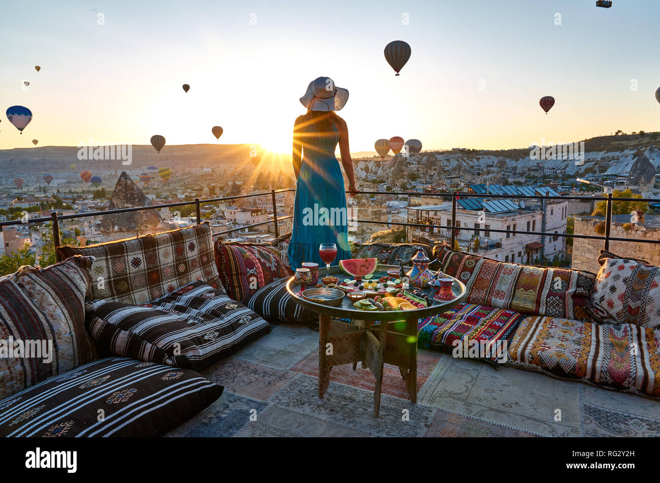 Una ordinaria mattina in Cappadocia: guardare il ballons e posa. Foto Stock