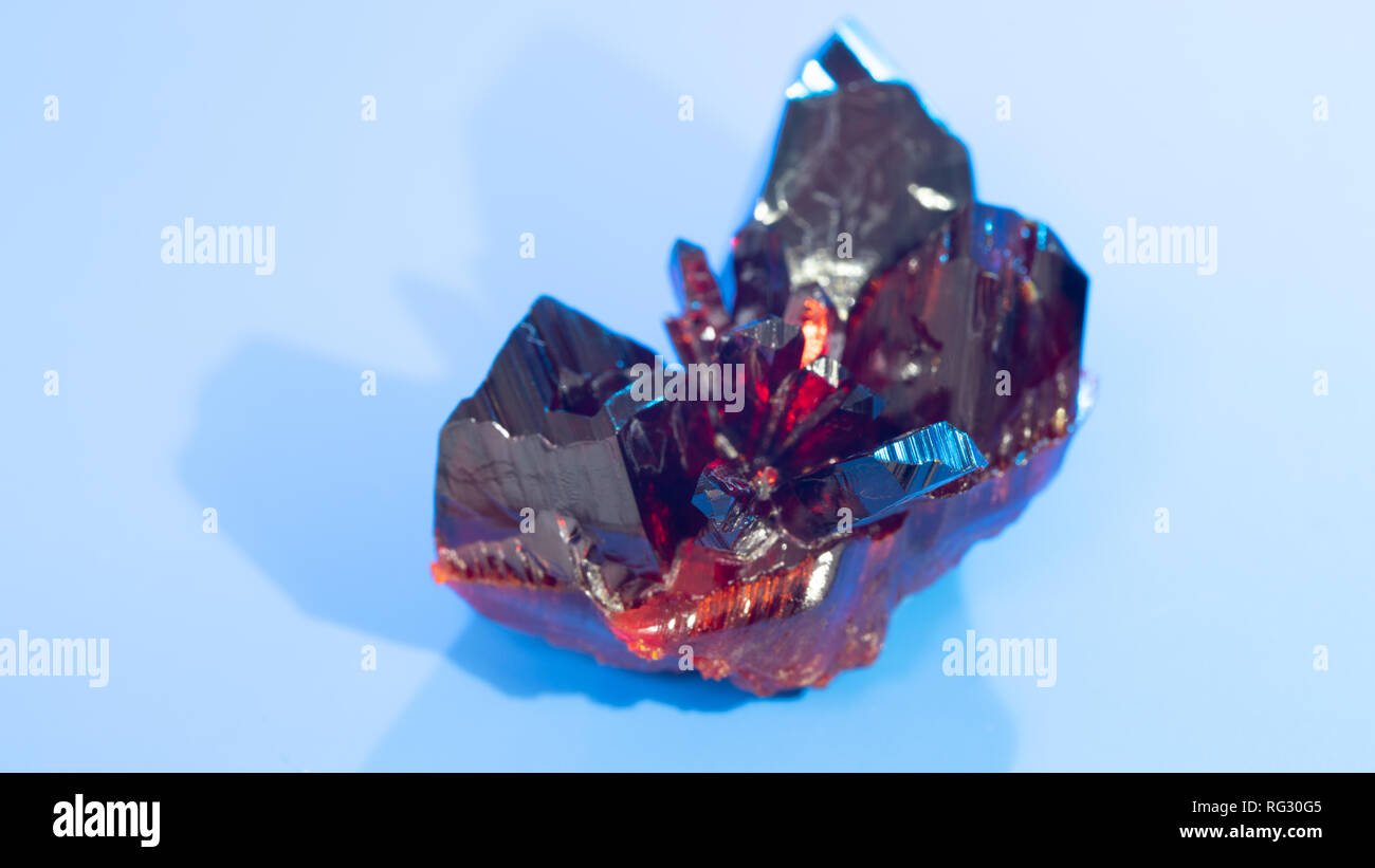 Crudo naturale cristallo rosso. Rosso naturale preziosa pietra minerale Foto Stock