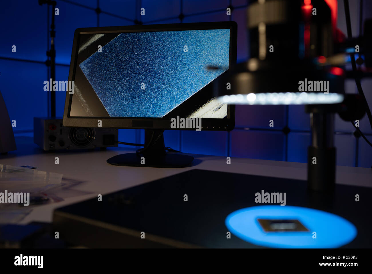 Laboratorio di chip a semiconduttore. Lo sviluppo della moderna elettronica. crystal chip nel microscopio Foto Stock