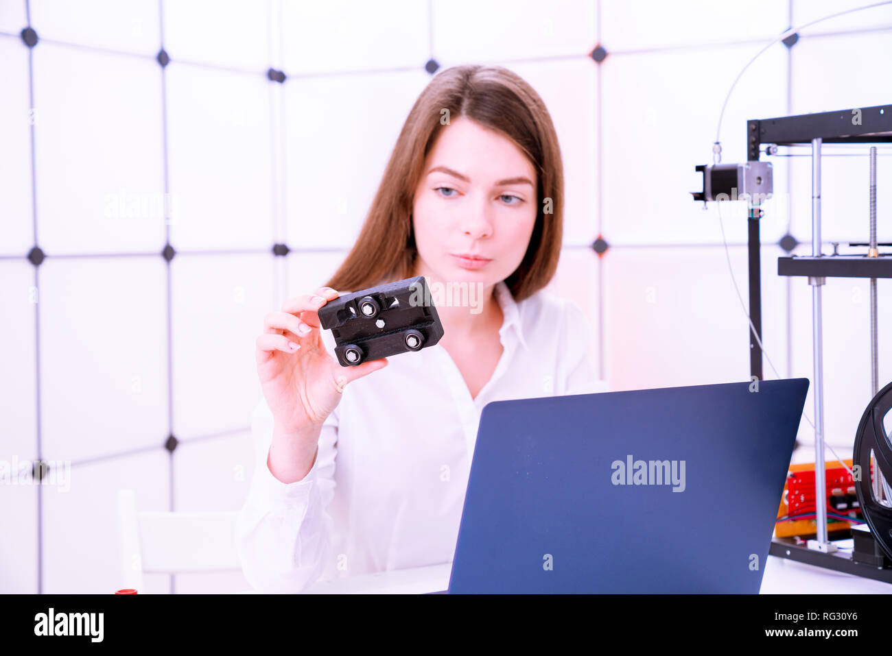 Giovani donne designer in 3d di laboratorio di stampa Foto Stock