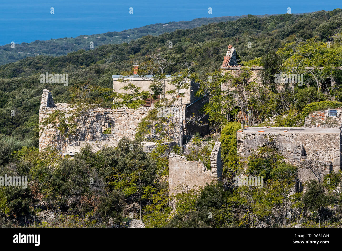 Le rovine di un villaggio abbandonato sull'isola di Cres (Croazia) Foto Stock