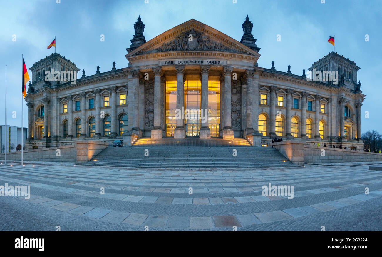 Vista esterna del Reichstag tedesco il palazzo del parlamento al tramonto a Berlino, Germania Foto Stock