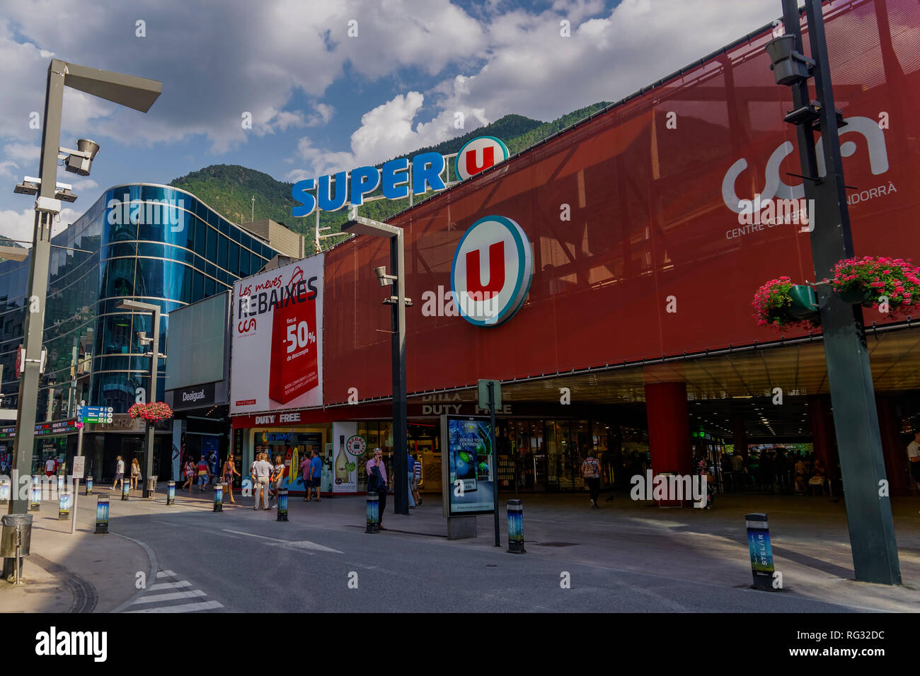 Andorra la Vella, Andorra Super U super mercato facciata. Vista giorno di CCA, Centro Comercial Andorra centro commerciale e supermercato con duty free & folla. Foto Stock