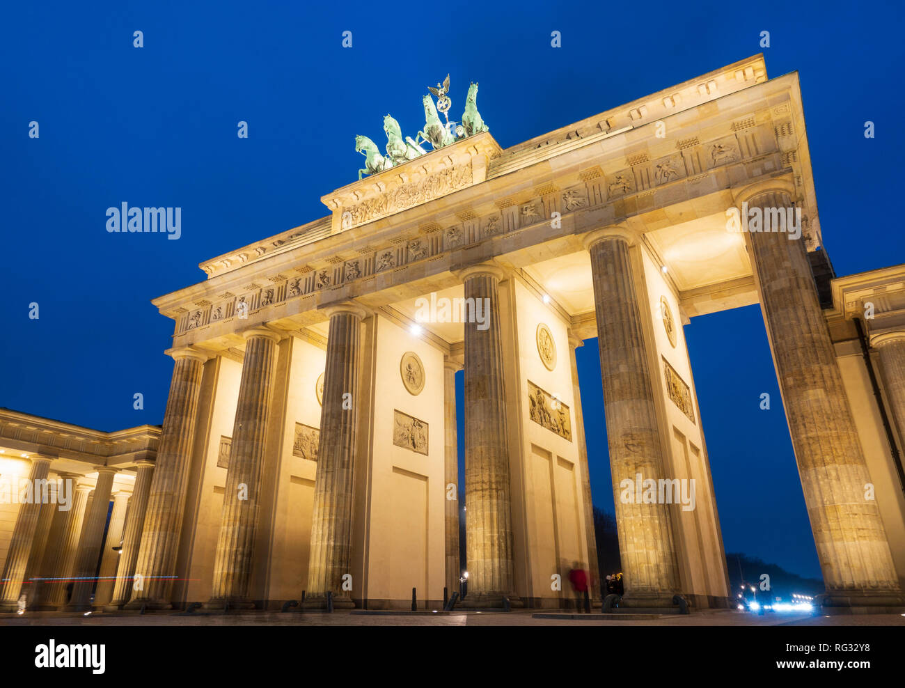 Vista notturna della Porta di Brandeburgo a Berlino, Germania Foto Stock