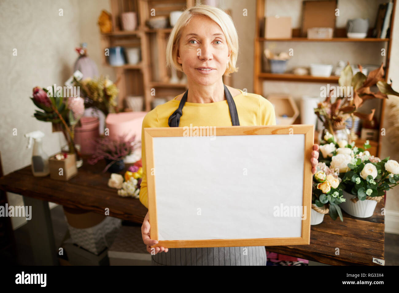 Fioraio Holding firmano Foto Stock