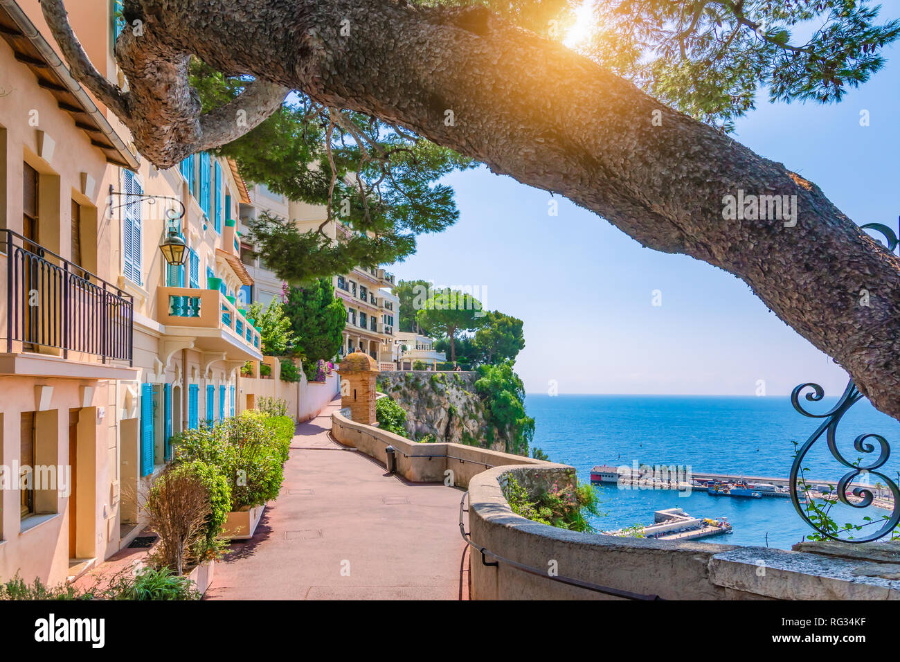 Il villaggio di Monaco nel Principato di Monaco e Monte Carlo, Francia. Strada pedonale con bellissimi edifici lungo la costa. Foto Stock