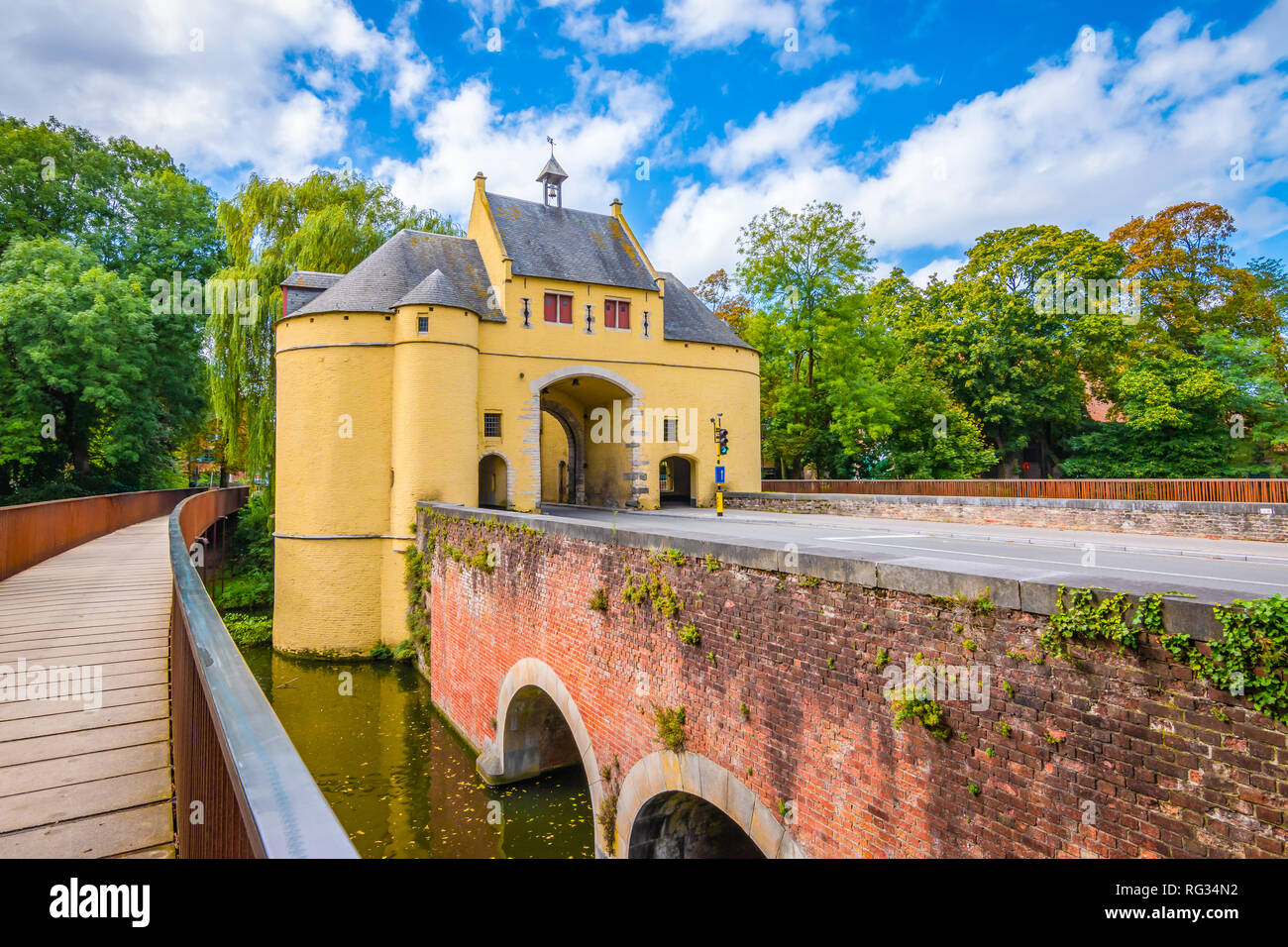 Smedenpoort, uno dei restanti quattro porte della città di Bruges. Foto Stock