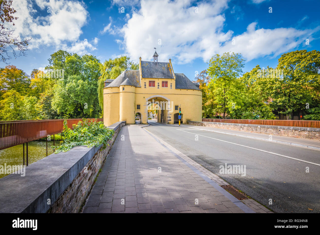 Smedenpoort, una porta della città di Bruges circondata dall'acqua. Foto Stock