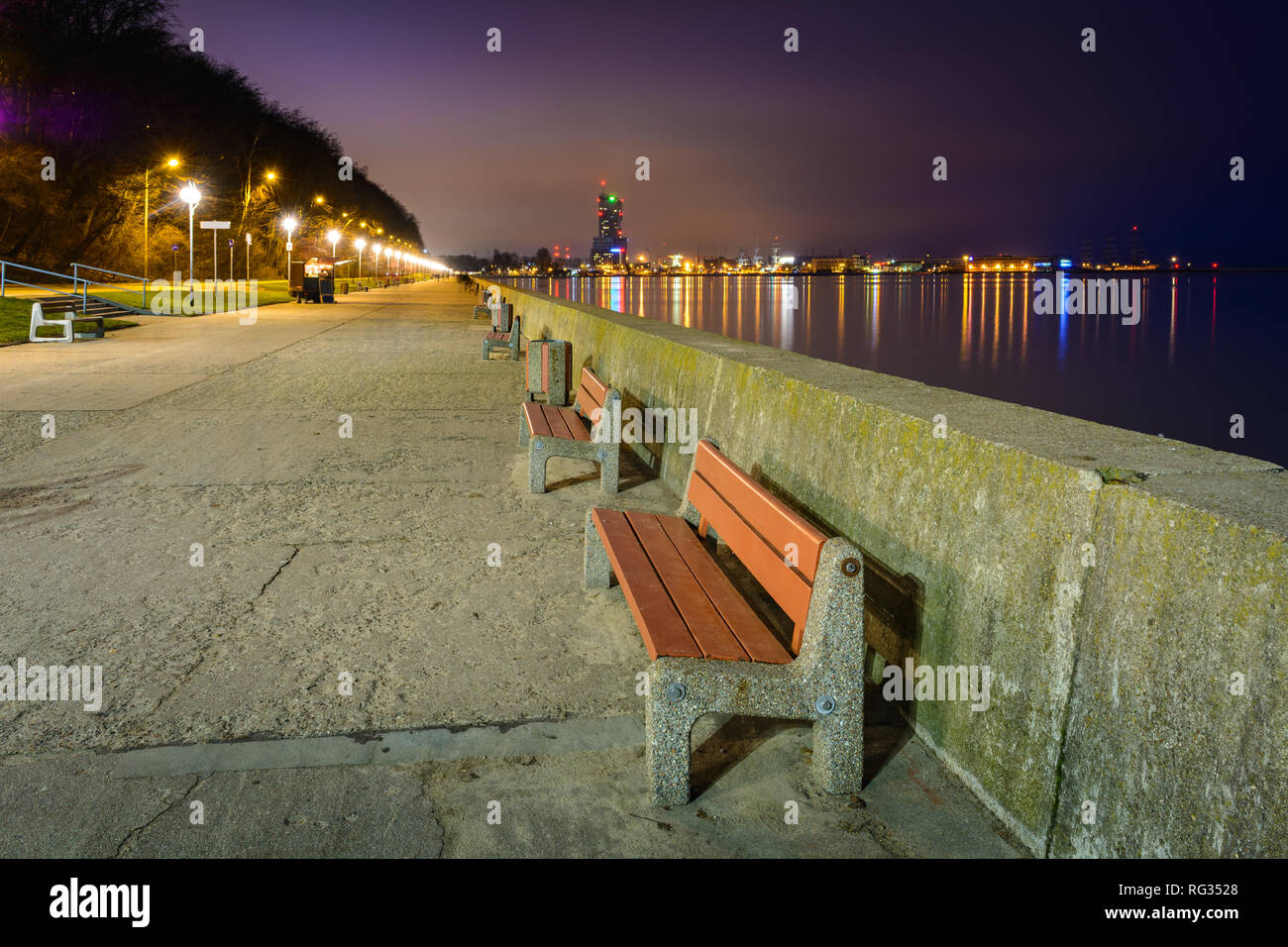 Il viale lungomare a Gdynia di notte. Lungomare di cemento vicino alla spiaggia principale è uno dei luoghi più famosi della città. Foto Stock