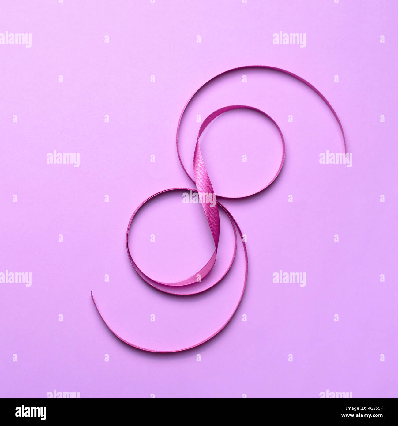 8 marzo, Giornata internazionale della donna biglietto di auguri, viola del nastro nella forma a 8, celebrazione Concept Foto Stock