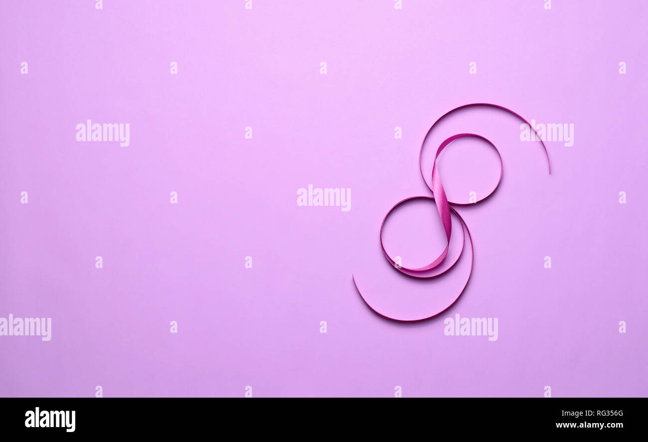 8 marzo, Giornata internazionale della donna biglietto di auguri, viola del nastro nella forma a 8, celebrazione Concept Foto Stock