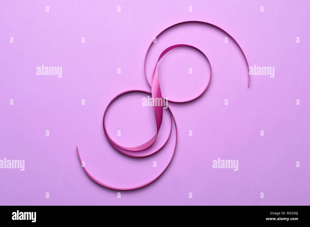 8 marzo, Giornata internazionale della donna biglietto di auguri, viola del nastro nella forma a 8, celebrazione Concept Foto Stock