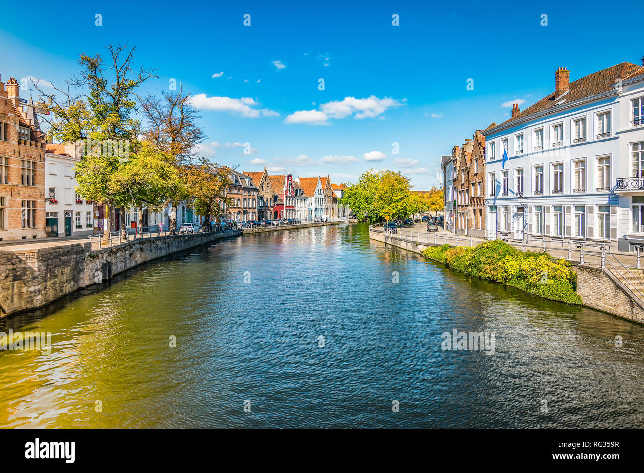 Canali di Bruges e le vecchie case. Foto Stock