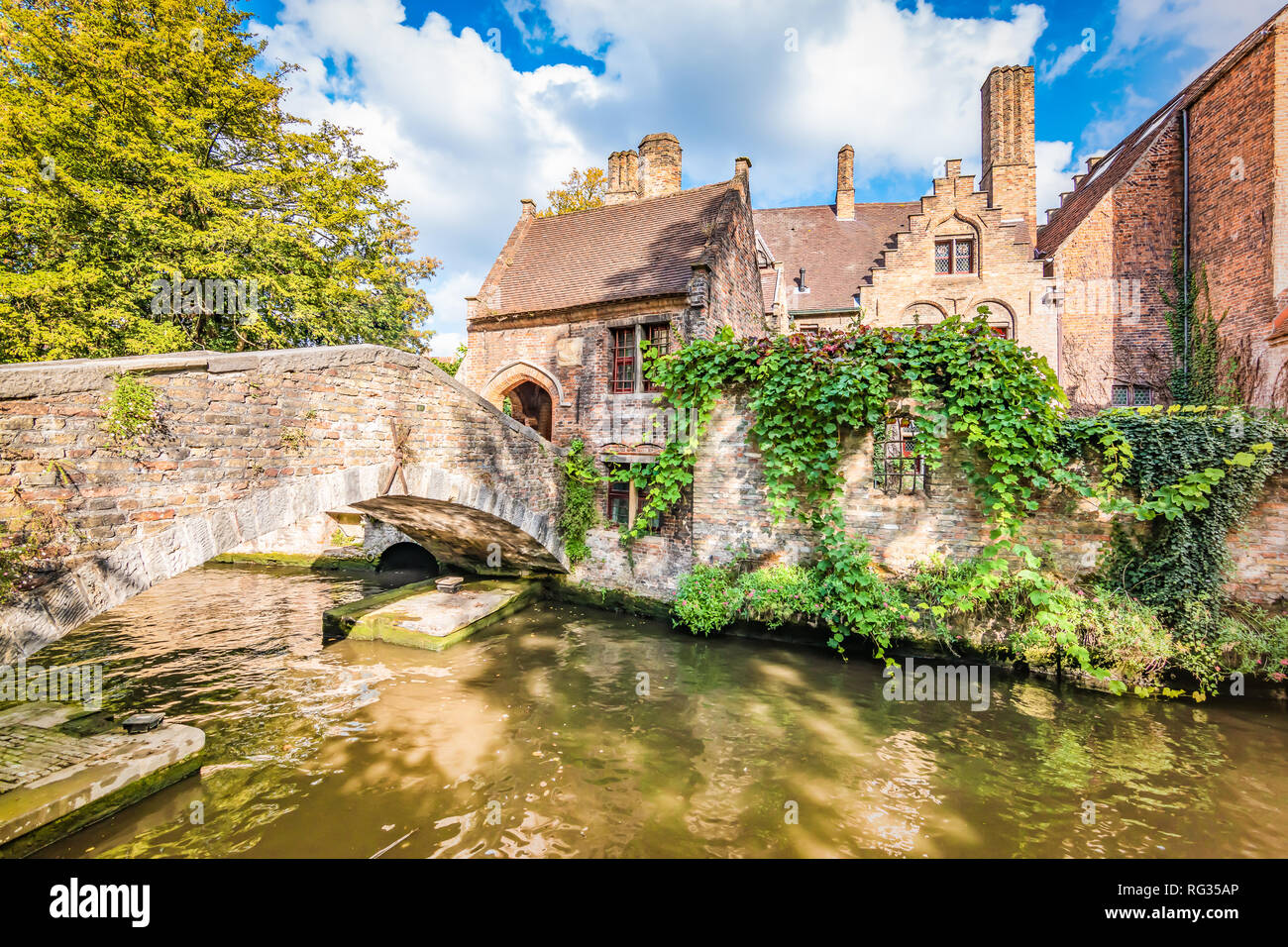 Medievale e romantico Ponte Bonifacius e canal nel centro della città di Bruges, Belgio Foto Stock