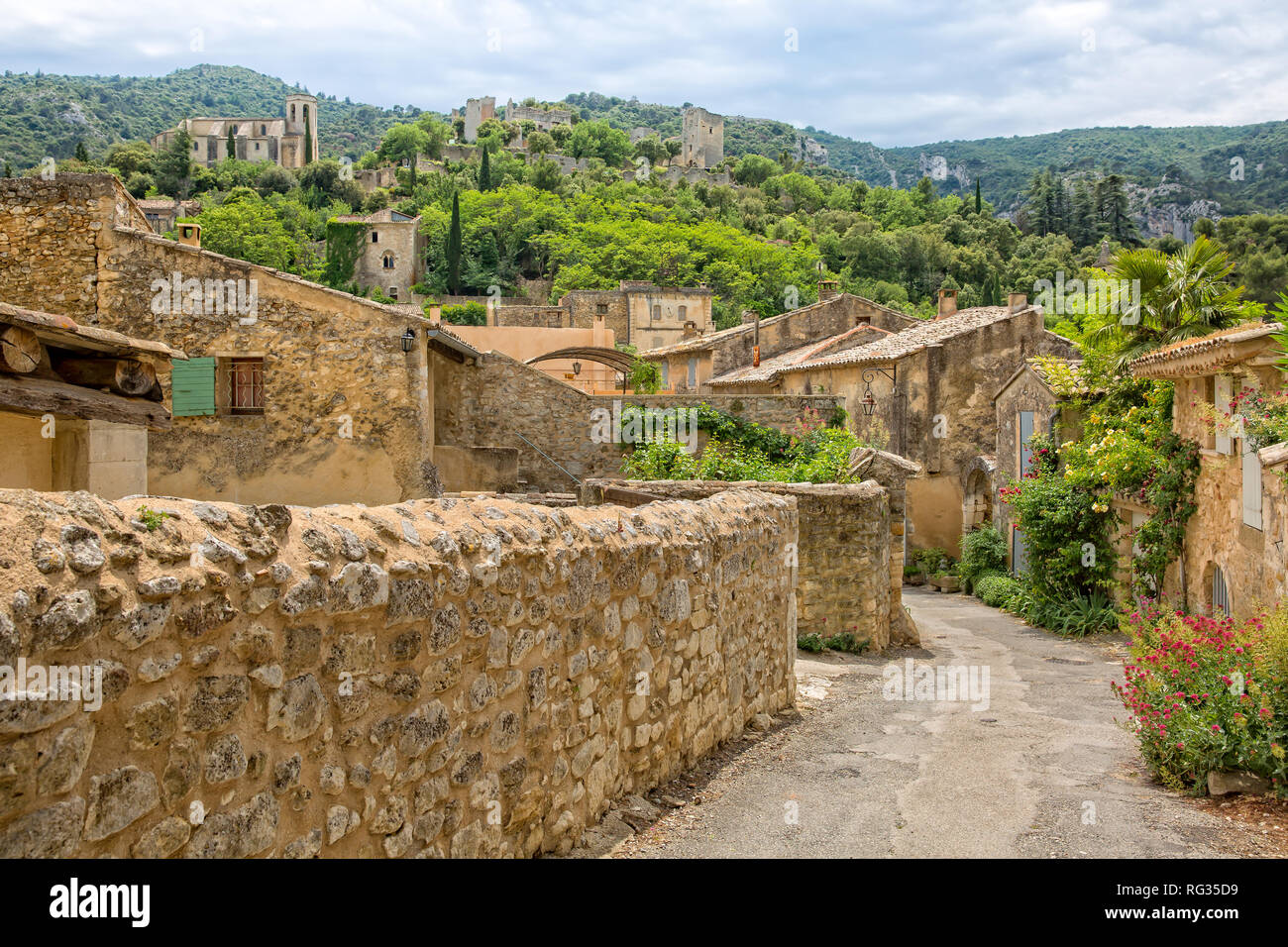 Il piccolo villaggio Oppede le Vieux. Un bellissimo villaggio in cima a una collina in Provenza, Oppede le Vieux, Luberon, Vaucluse Francia Foto Stock