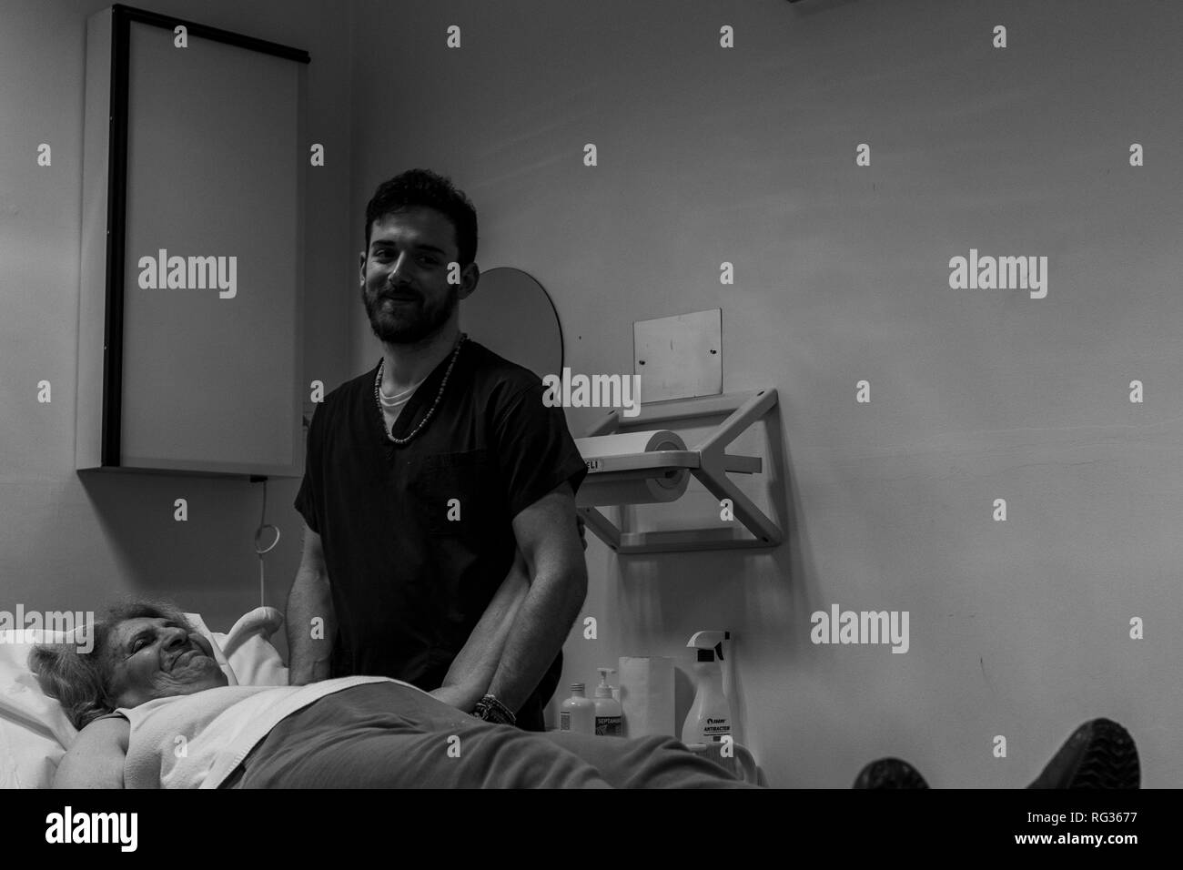 Un bianco uomo italiano, lavorando come un phisiotherapist è fotografato mentre si è al lavoro per tutto il dat in un ospedale in Italia. Foto Stock