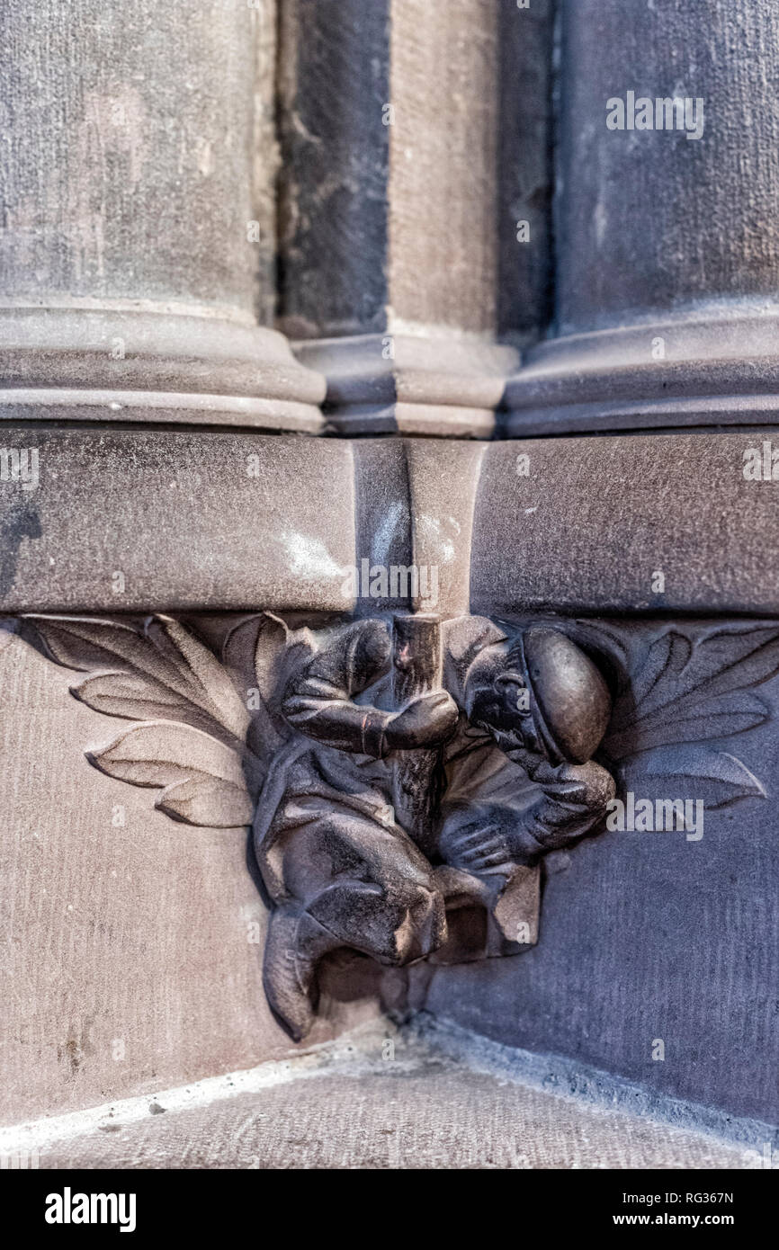 La rappresentazione di scalpellino compagni sembra di sopportare tutto il peso della cattedrale di Strasburgo, Francia Foto Stock