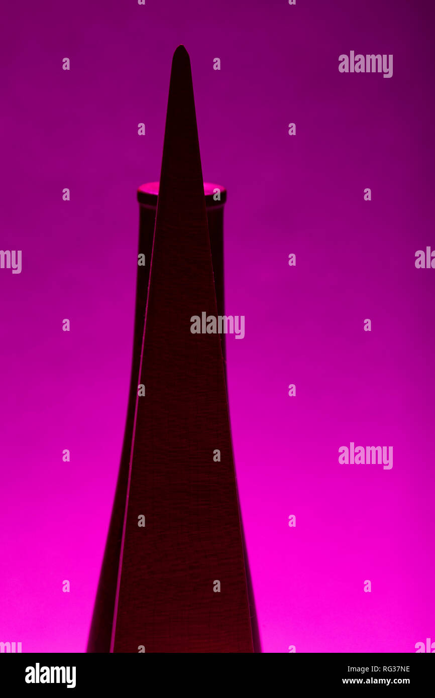 Lo studio della luce dell'oggetto di legno d'arte con illuminazione posteriore a magenta. Foto Stock