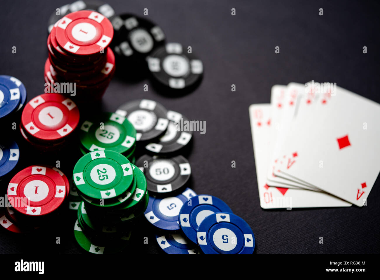 Scarica Attrezzatura da gioco d'azzardo del casinò - Fiches da poker e  carte da gioco PNG Online - Creative Fabrica