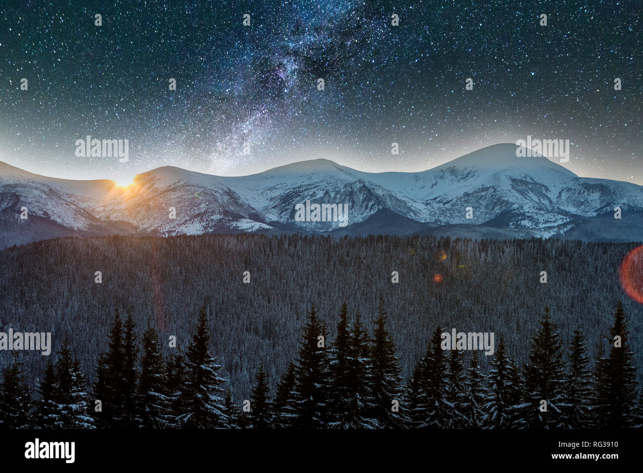 Inverno in montagna panorama notturno, paesaggio di Natale. Ripido crinale lungo cime coperte di neve e dense foreste di abete rosso colline, illuminato da impostazione s Foto Stock