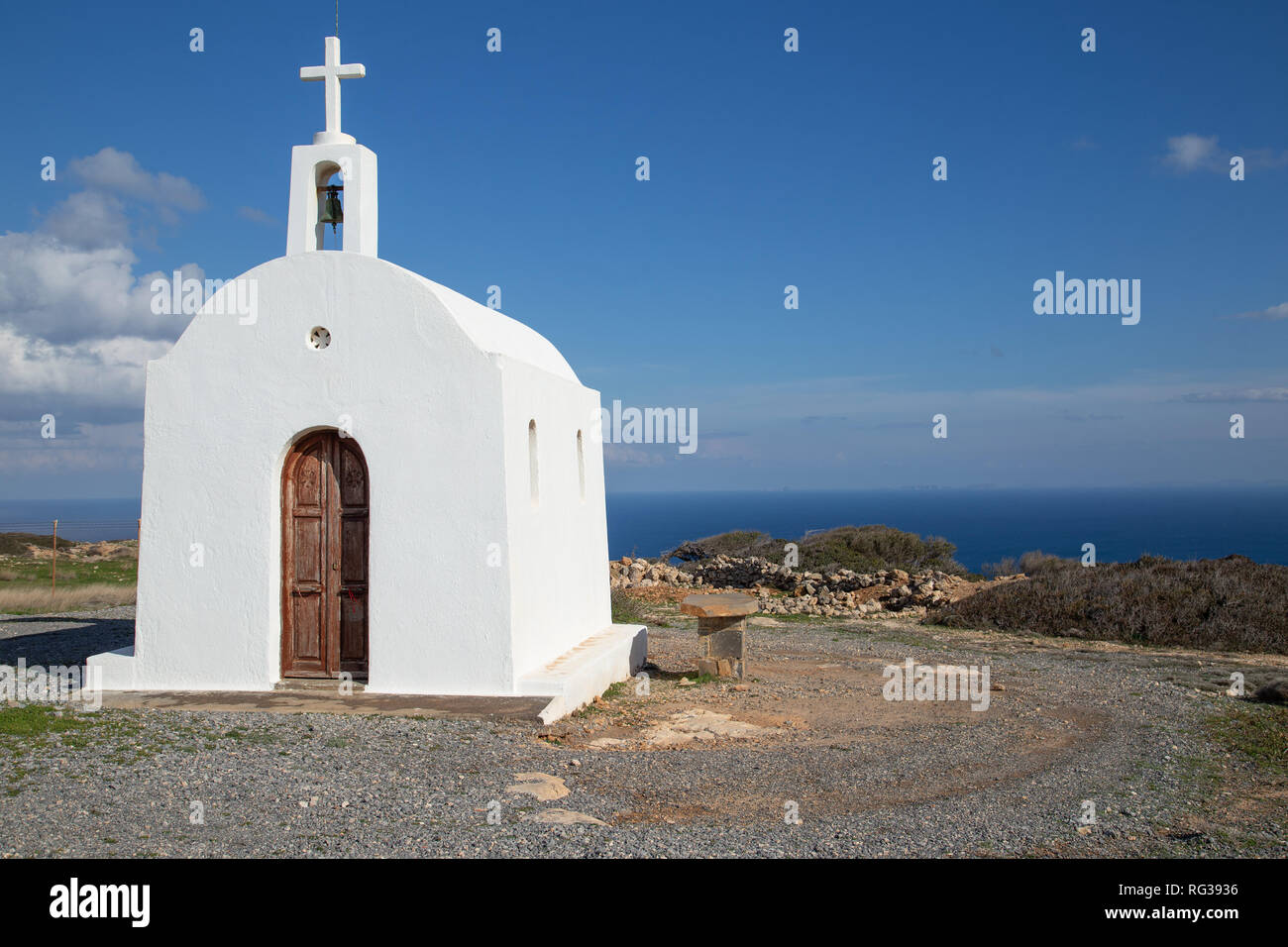 Chappel oltre il villaggio di Elounda Creta Grecia Foto Stock
